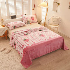 Hooux Girls Cartoon Strawberry Flannel Blanket, Warm Bedspread Sheet, Fuzzy Soft Fleece Plush Blankets for Bed Sofa Nap Shawl Blankets